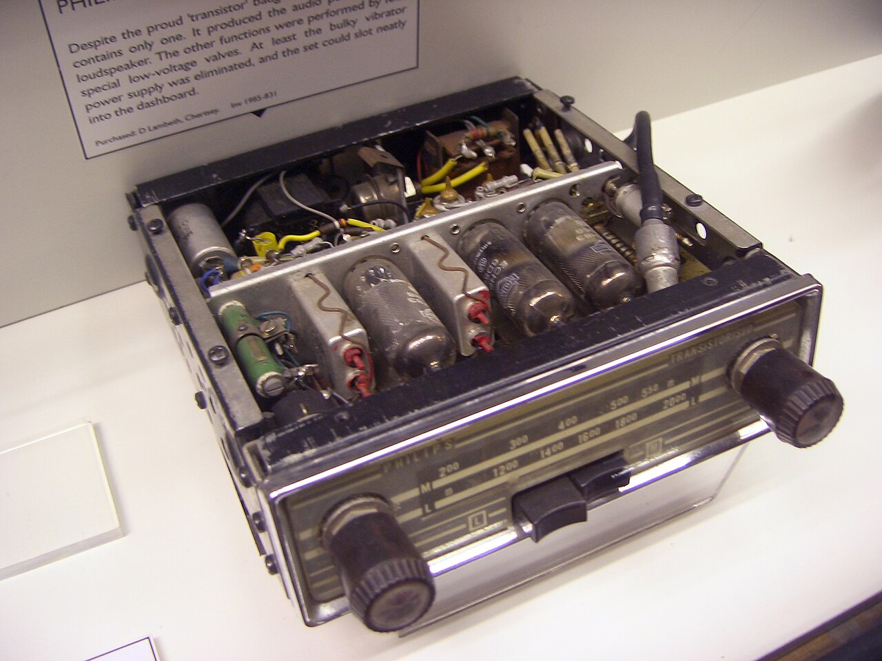 Ancien autoradio Philips à lampes, exposé dans un musée