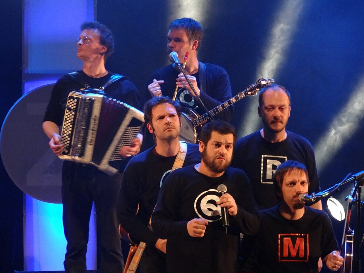 Les musiciens de Debout sur le Zinc sur scène