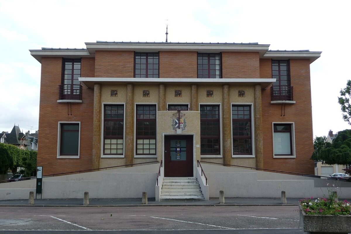 Le bâtiment Art déco en briques de La Poste de Rambouillet